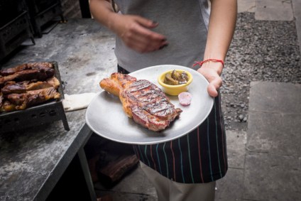 Carne argentina sendo servida
