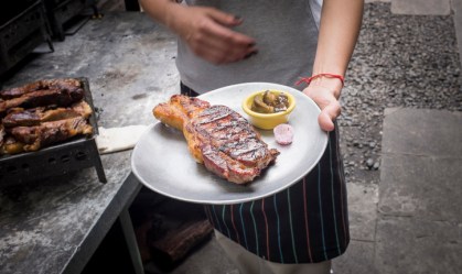 Carne argentina sendo servida