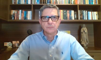 Governo atua na contramão do mundo na pandemia, diz Rogério Carvalho