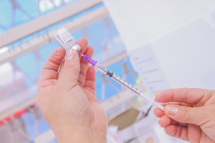 Profissionais da saúde com mais de 18 anos e estagiários começam a ser vacinados