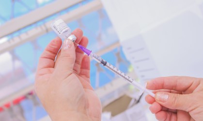 Profissionais da saúde com mais de 18 anos e estagiários começam a ser vacinados