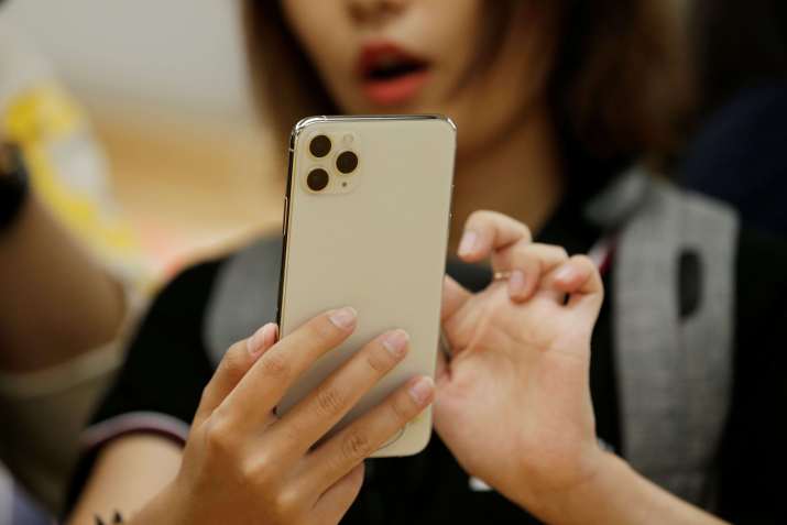 Uma mulher segura smartphone na China / Foto: Jason Lee/Reuters