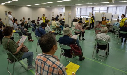 Moradores de Tóquio aguardam para receber imunizante contra Covid-19