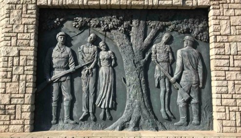 Placa representando o genocídio de povos nativos namíbios por tropas alemãs