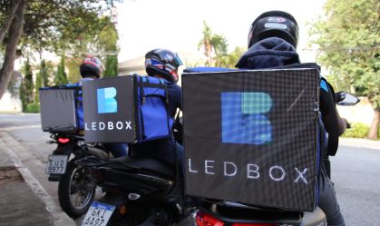 Startup cria mochila inteligente e transforma motoboys em anúncio ambulante