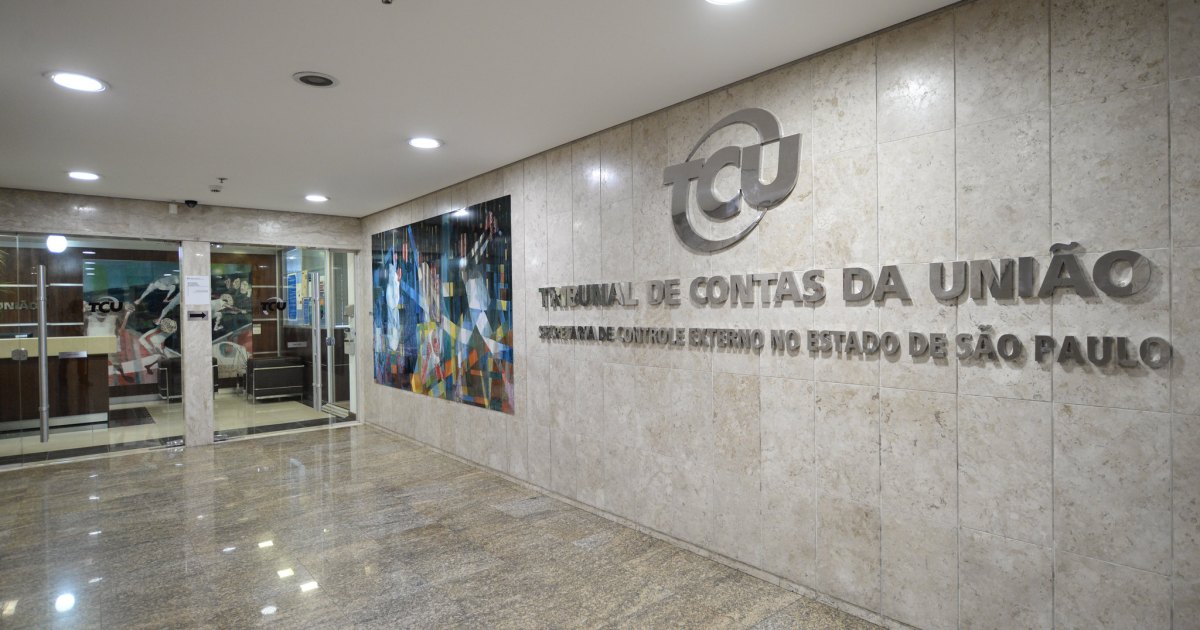 Imagem de uma ferrovia em construção com o logo do TCU ao fundo