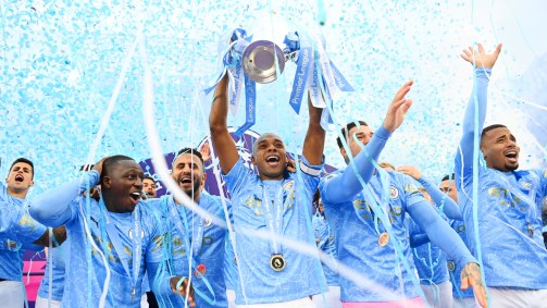Jogadores do City celebram título inglês; clube ainda busca título da Champions