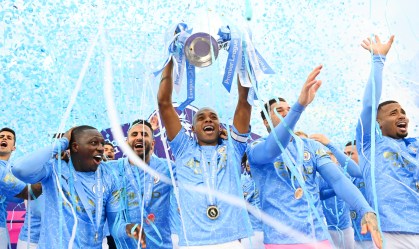 Jogadores do City celebram título inglês; clube ainda busca título da Champions