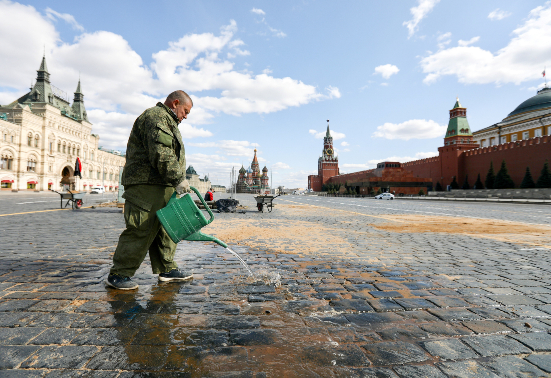 Funcionário lava chão na Praça Vermelha, em Moscou