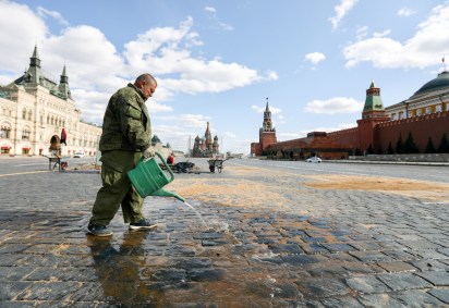 Funcionário lava chão na Praça Vermelha, em Moscou