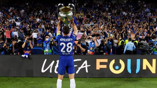 Capitão do Chelsea, Azpilicueta mostra a taça aos torcedores dos Blues