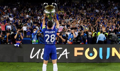 Capitão do Chelsea, Azpilicueta mostra a taça aos torcedores dos Blues