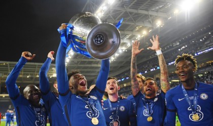 Jogadores do Chelsea comemoram no Estádio do Dragão a conquista da Liga