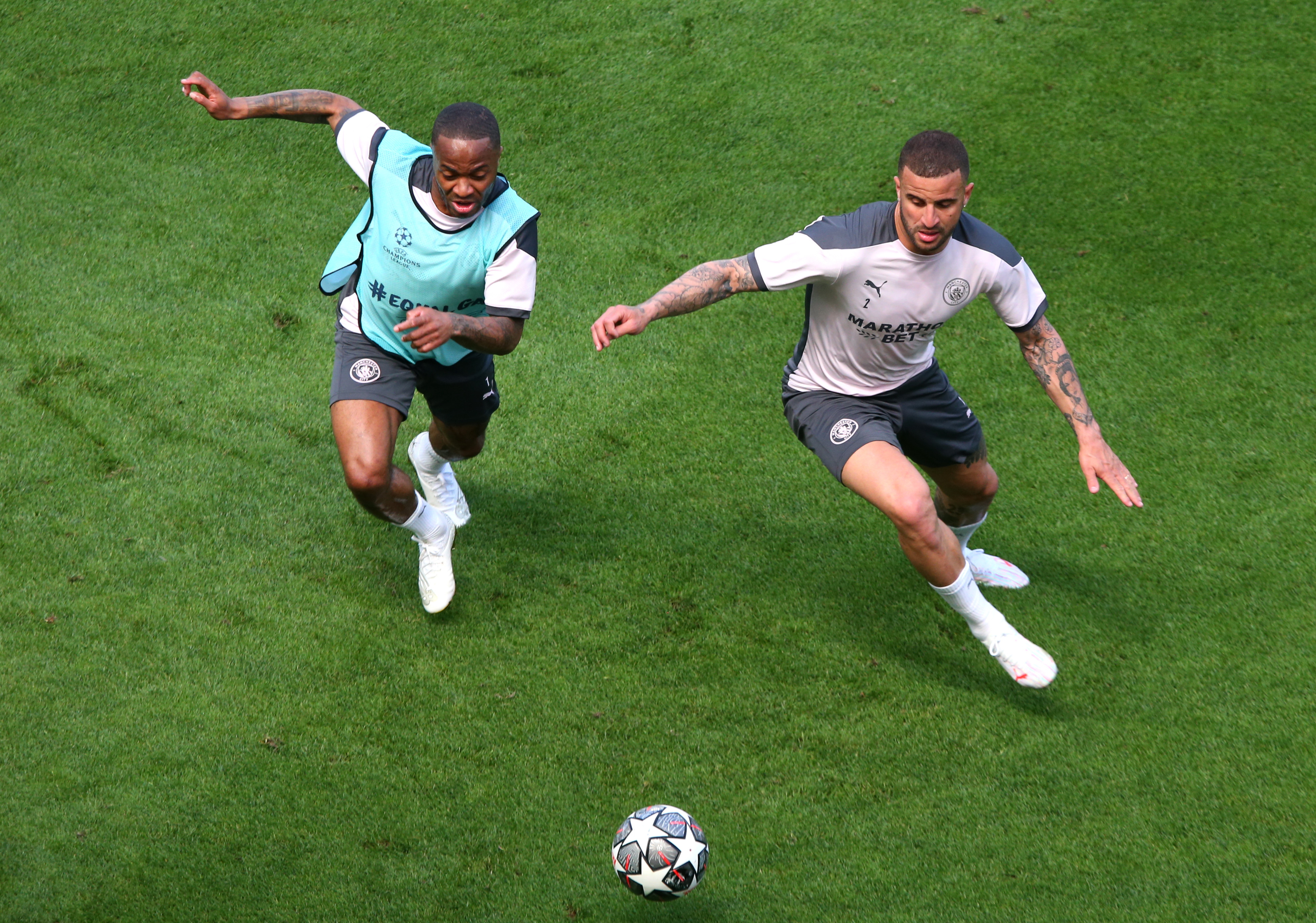 Raheem Sterling (E) e Kyle Walker disputam bola em treino do Manchester City