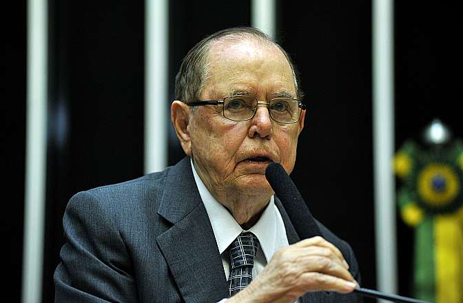 Camilo Cola durante discurso na Câmara dos Deputados 
