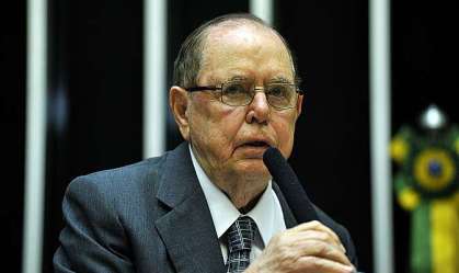 Camilo Cola durante discurso na Câmara dos Deputados 
