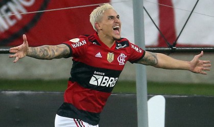Pedro, do Flamengo, comemora seu gol marcado sobre o Palmeiras