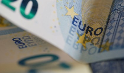 PIB da zona do euro encolhe a taxa recorde no 1º tri, inflação desacelera