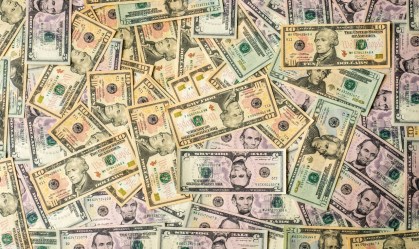 Dólar fecha em alta nesta quinta, mas cai 4% na semana com trégua na política