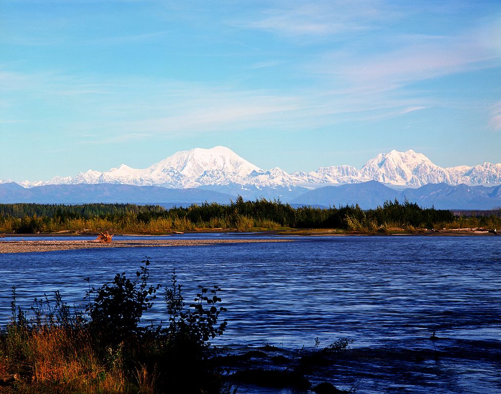 Denali do outro lado do rio Susitna, em Talkeetna, no Alasca