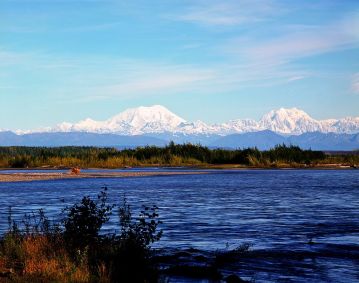 Denali do outro lado do rio Susitna, em Talkeetna, no Alasca