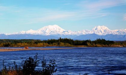 Denali do outro lado do rio Susitna, em Talkeetna, no Alasca
