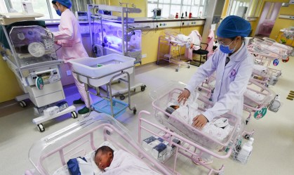 Recém-nascidos em maternidade chinesa; casais poderão ter até 3 filhos