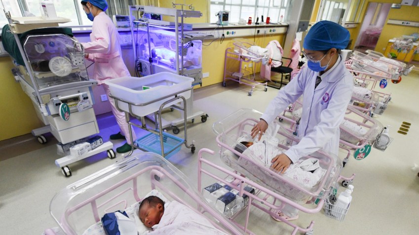 Recém-nascidos em maternidade chinesa; país faz campanha para que casais tenham até 3 filhos / Foto: Sheldon Cooper - 25.abr.2021/SOPA Images/LightRocket via Getty Images