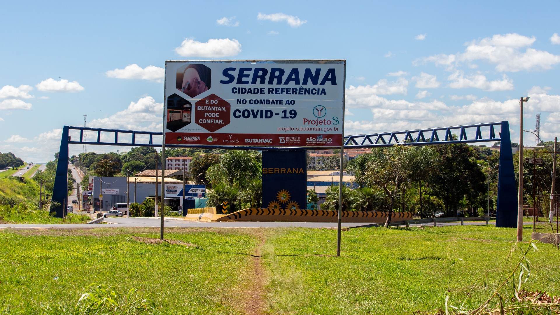 Outdoor na entrada da cidade de Serrana, no interior de SP Outdoor na entrada da cidade de Serrana, no interior de SP