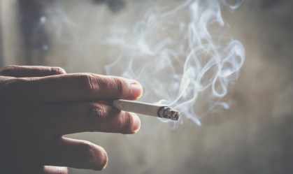 França proíbe consumo de cigarro em parques, praias e arredores de escolas
