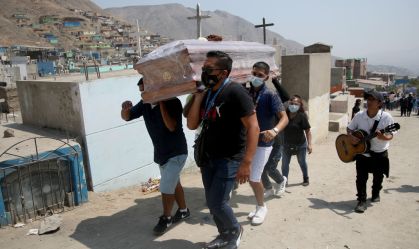Parentes enterram vítima idosa da Covid-19 em Lima, no Peru