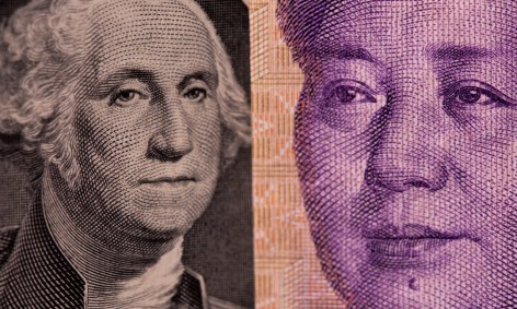 Notas de dólar e iuan lado a lado 07/05/2021