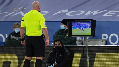 Árbitro revisa marcação de pênalti com ajuda do VAR em partida da Premier League