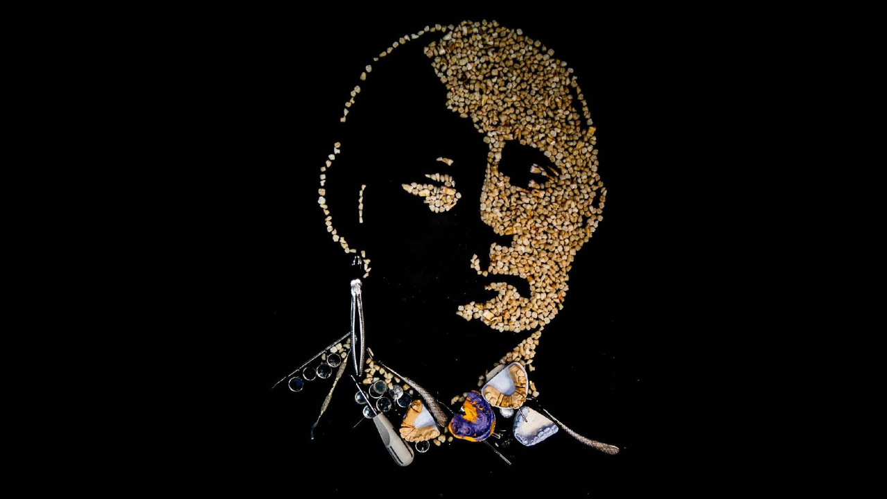 Artista russa criou retrato de Putin com cerca de 500 dentes humanos