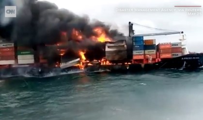 Navio pega fogo no Sri Lanka e autoridades temem 'desastre ambiental histórico'