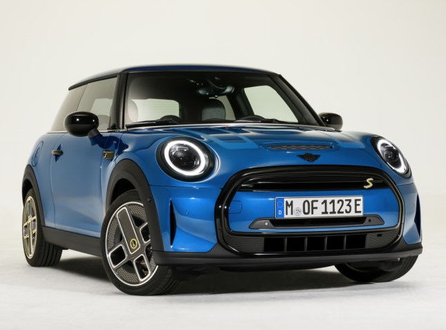 MINI Cooper SE - Preço: R$ 239.990. Potência: 184 cv. Capacidade da bateria: 32,6 kWh. Autonomia declarada: 203 km / Divulgação