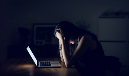 Sabia que se apoiar nos cotovelos traz problemas de saúde? Entenda por quê