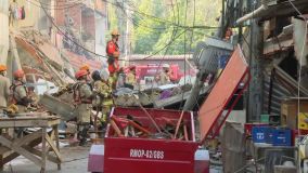 Bombeiros tentam tirar vítimas sob escombros de prédio que desabou no Rio
