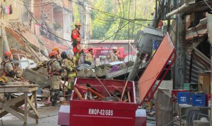 Bombeiros tentam tirar vítimas sob escombros de prédio que desabou no Rio
