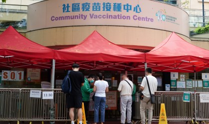 Hong Kong deve revisar restrições contra Covid-19 em meio à queda nos casos
