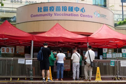 Moradores de Hong Kong aguardam em frente a centro de vacinação contra Covid-19