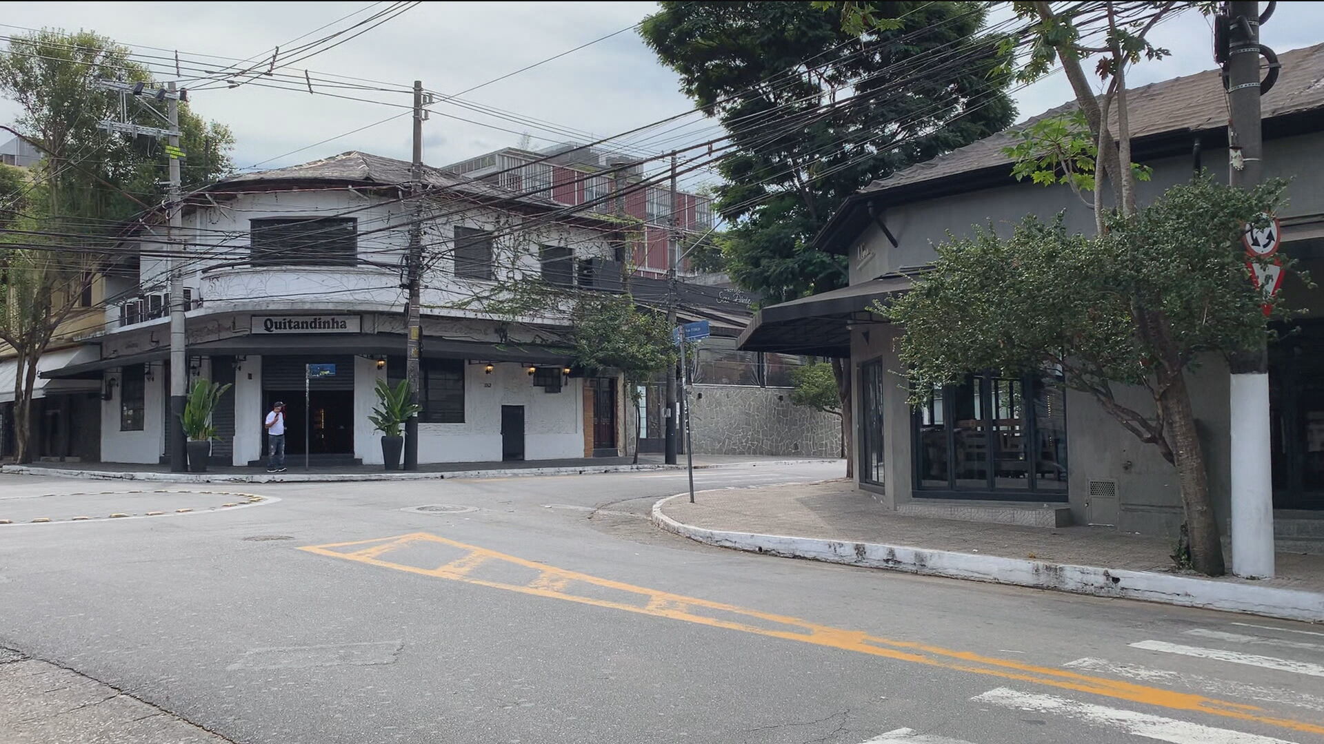 Esquina no bairro boêmio da Vila Madalena, em São Paulo: esquina de bares vazia 