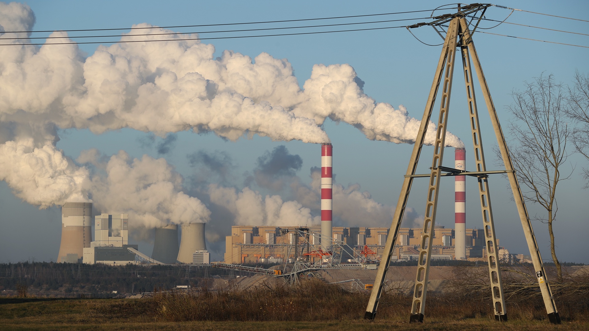 Vapor e a fumaça saem da Usina Elétrica de Belchatow, na Polônia