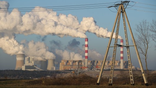 Vapor e a fumaça saem da Usina Elétrica de Belchatow, na Polônia