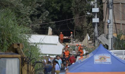 Trabalho de resgate no desabamento de dois prédios na comunidade da Muzema