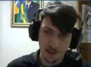 Jair Renan Bolsonaro, filho do presidente, durante transmissão ao vivo na plataf
