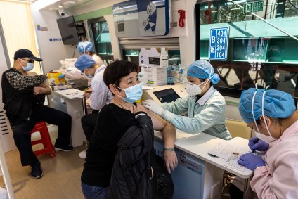Moradores de Wuhan, na China, são vacinados contra a Covid-19