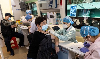 Moradores de Wuhan, na China, são vacinados contra a Covid-19
