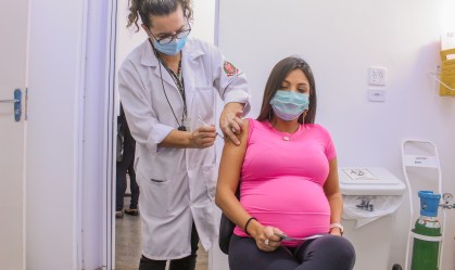 Vacina contra Covid-19 é aplicada em mulher grávida no estado de São Paulo