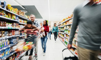 Pessoas fazem compras em supermercado